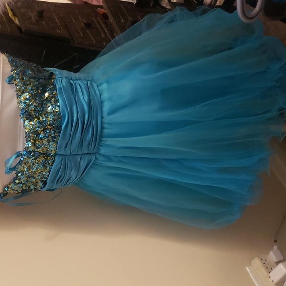 Beautiful 3 layerd puff dress - Picture 3 of 5